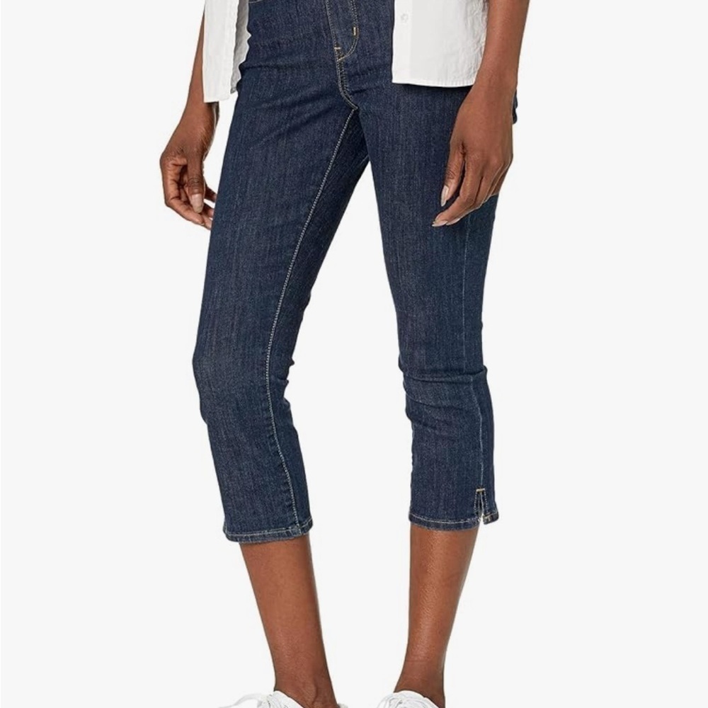 NWT Levi Strauss Signature Gold Women's Totally Shaping Pull on Capri jeans 8